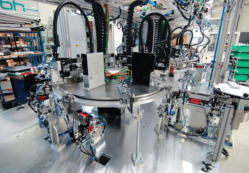 Montageautomat für elektromechanische Sensoren von UBH Mechanical Engineering mit Komponenten von Weiss: drei Rundschalttische und elf direkt angetriebene Pick-and-place-Einheiten schaffen eine Positioniergenauigkeit von 0,02 mm – bei einer Taktzeit von 1,5 s. (Bild: Weiss)