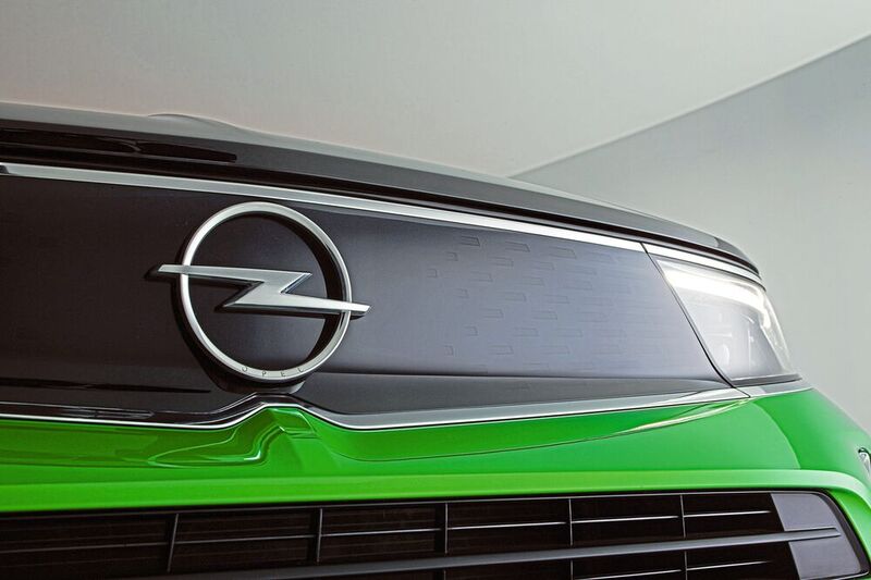 Das aktuelle Emblem im Zentrum des Front-„Vizors“ am kommenden, neuen Mokka. (Bild: Opel)