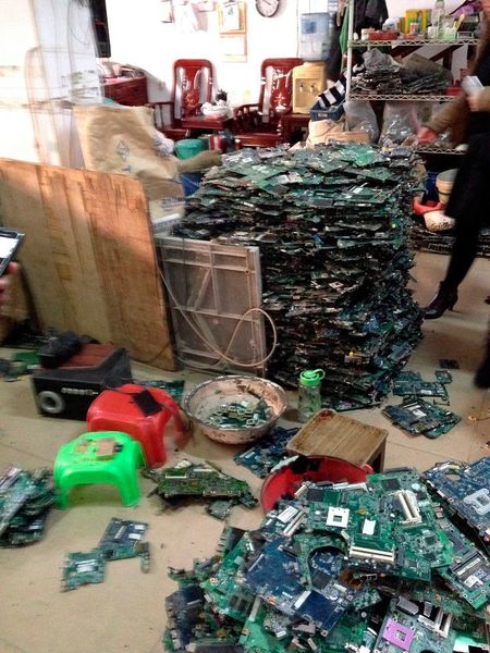 Werkstatt: Hier sind alte Mainboards zu Türmen gestapelt und warten auf ihre Zerlegung. (Privat)