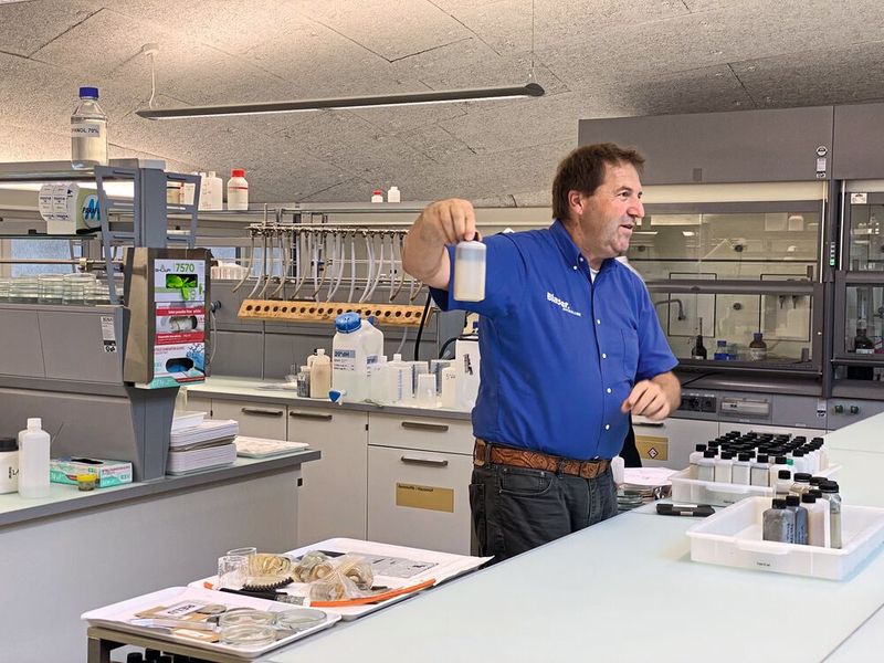 Im Kundendienstlabor von Blasertr Swisslube: hier werden unter anderem Kundenproben vom Kühlschmierstoff analysiert. (Bild: Anne Richter, SMM)