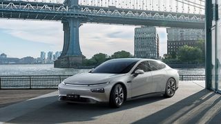 12 Ultraschall- und 5 Radarsensoren sowie 12 Kameras sollen zusammen mit einem schnellen Rechner und einem hohen Vernetzungsgrad für autonome Fahrkünste auf Level 3 sorgen.  (Bild: Xpeng)