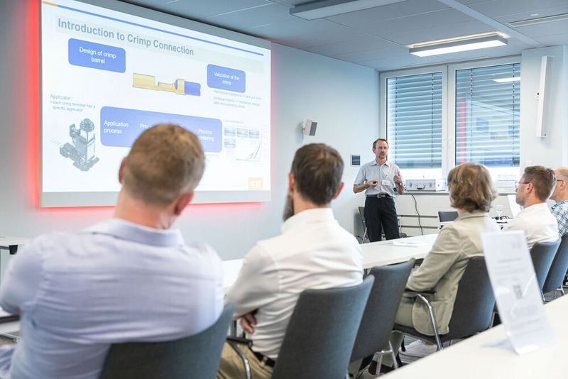 16. Anwenderkongress Steckverbinder. Auf dem Steckverbinderkongress 2022 konnten die Teilnehmer zwischen vier hands-on Workshops wählen – Dichtheitsprüfung, Crimpen, Kabelkonfektionierung und Single Pair Ethernet. (Bild: Elektronikpraxis)