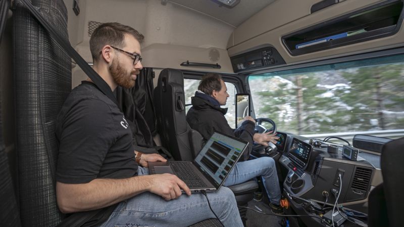 Daimler Truck hat die zweite Generation des Brennstoffzellen-Lkw „GenH2“ in den Schweizer Alpen getestet.(Bild:  Daimler Truck)