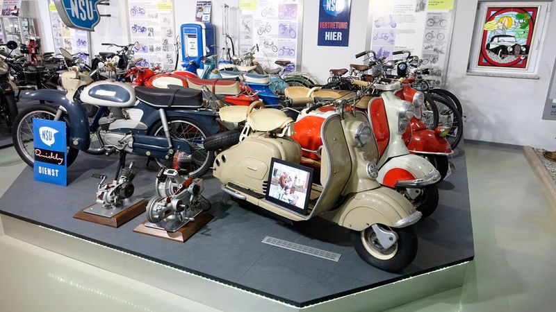 Die Zeit nach dem Zweiten Weltkrieg war die Hochzeit der Motorräder. Der Wiederaufbau verlangte schnell nach einer preisgünstigen Motorisierung.  Die Marke NSU war in dieser Zeit der weltgrößte Hersteller von motorisierten Zweirädern wie Fox, Lux und Max. Damals besonders bei den Damen beliebt: Roller. Hier eine NSU Lambretta, eine NSU Prima-D und eine NSU Pirma 5-Stern (Bild: Dominsky – VCG)