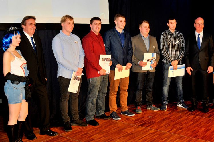 Die Top-Junggesellen aus Stuttgart: Obermeister Torsten Treiber (zweiter v. li) und Geschäftsführer Christian Reher (re.) mit den Prüfungsbesten der Kfz-Innung Region Stuttgart. (Foto: Zietz)