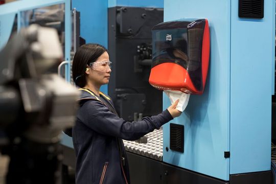 Direkt am Arbeitsplatz positionierte Spender und Reinigungsprodukte können Produktionsbetrieben dabei helfen ihre Arbeitsweise zu optimieren und die Effizienz zu steigern.(Bild:  Essity Professional Hygiene Germany GmbH)