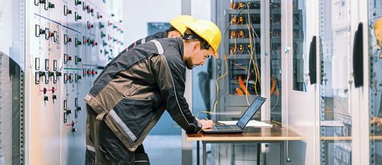 Mit einer möglichst umfangreichen und digitalen Dokumentation der Wartungs- und Maschinendaten lässt sich die Effizienz der Produktion langfristig steigern.(Bild:  ©guruXOX - stock.adobe.com)