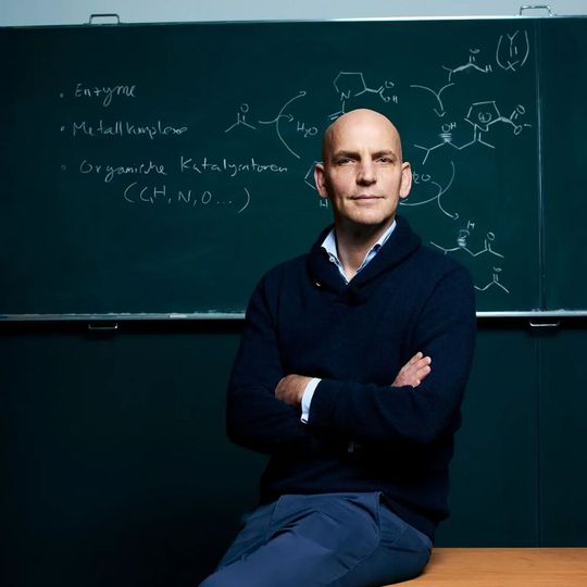 Prof. Benjamin List und sein Team befassen sich mit besonderen Säure-Katalysatoren. (Bild:  Henning Kretschmer/ MPI Kofo)