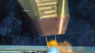 Drähte im Duett: Fronius präsentiert jetzt das hochleistungsfähige Schweißverfahren „TPS/i Twin Push“. Zwei voneinander isolierte Drahtelektroden erlauben dabei die individuelle Regelung der Lichtbögen, sagt der Hersteller. Vor allem bei langen Nähten und großen Bauteile biete sich dieser Tandem-Schweißprozess an. (Fronius)