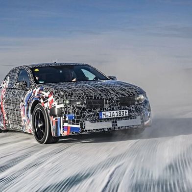 In allen vollelektrischen Modellen der BMW M Neuen Klasse sorgen zwei elektrische Antriebseinheiten an Vorder- und Hinterachse mit je einem Elektromotor pro Rad für eine BMW M typische Fahr-Performance. (Bild: BMW AG)