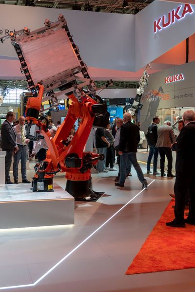 Wer diesen Roboter für groß hält, wäre vom sogenannten Kuka Dome mit einem Außendurchmesser von 10 Metern sicher nicht weniger beeindruckt gewesen. Die Kuppel mit ihrer großen Leinwand ermöglichte es Besucherinnen und Besuchern, Superlative des Großanlagenbaus in einem Maßstab zu erleben, der ihnen ebenbürtig ist. Interessierte konnten hier moderne Batterieproduktionen oder auch Anlagen zum automatisierten Hausbau aus nächster Nähe betrachten. (Bild: Vogel Communications Group)