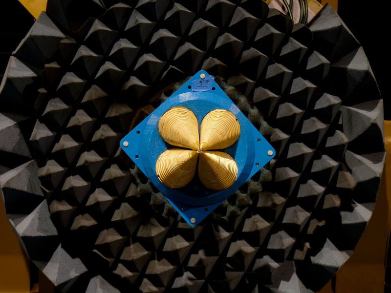 Das Ergebnis: eine zugelassene, anpassungsfähige Lösung zur Verbesserung der Leistungsfähigkeit von Radioteleskopen rund um den Globus. Dieser Erfolg führte auch zu einer Empfehlung für eine Metasurface-Antenne komplett aus Metall, über die später in diesem Artikel noch berichtet wird.  (Bild: K. A. Abdalmalak et al., „Ultrawideband Conical Log-Spiral Circularly Polarized Feed for Radio Astronomy“, in IEEE Transactions on Antennas and Propagation, Band 68, Nr. 3, S. 1995–2007, März 2020, doi: 10.1109/TAP.2019.2949700.)