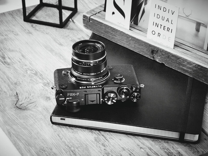 Nach längerer Pause erneuert Olympus jetzt seine PEN-Serie um ein neues Modell. Die Pen-F ist eine Kamera im Retro-Design. Bei der Pen-F fängt ein Live-MOS-Sensor das Licht ein. Dieser hat eine native Auflösung von 20 Megapixel. Die ISO-Einstellungen können zwischen 200 und 25.600 gewählt werden. WLAN für den Bildaustausch ist ebenfalls an Bord. Die Kamera soll noch im März verfügbar sein. Der Body soll 1.199 Euro (UVP) kosten. (Olympus)