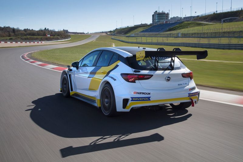 Die Kraft wird über ein sequenzielles, per Schaltwippen am Lenkrad bedientes Sechsgang-Renngetriebe auf die Vorderräder übertragen. (Foto: Opel)