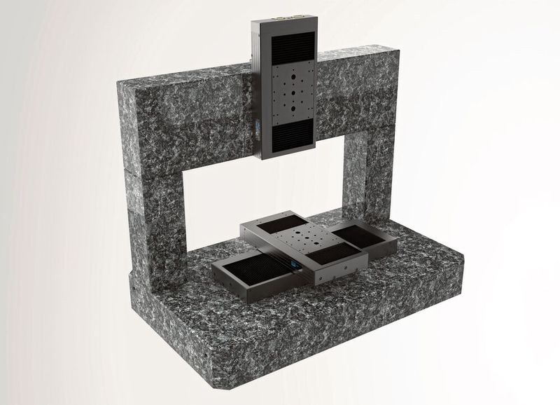 Portalsystem aus PMT160-Lineartischen mit auf Linearmaßstab geregelten DC-Motoren und Kugelgewindetrieb. (Bild: Steinmeyer Mechatronik)