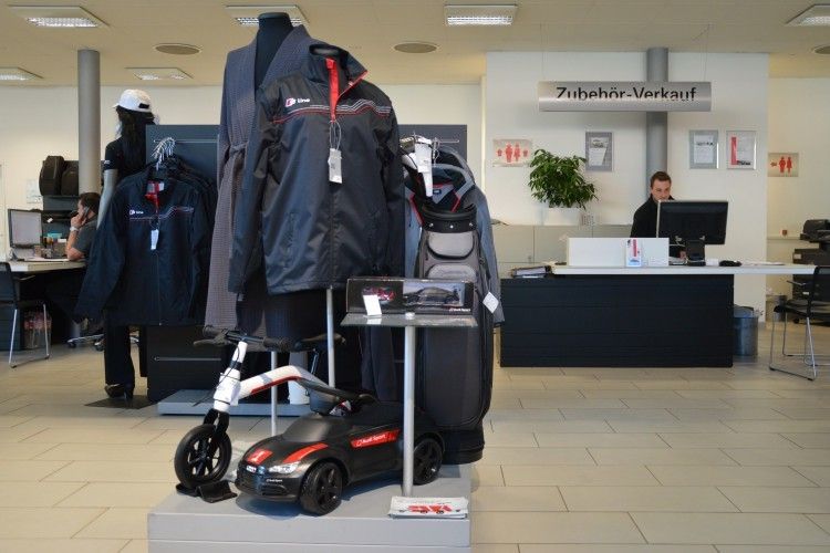 Dem Zubehörgeschäft schenkt das Audi-Zentrum Regensburg große Aufmerksamkeit. (Foto: Achter)