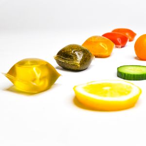 Soßen zum Snacken  Die bioabbaubare Verpackung aus „Notpla“ eignet sich auch für nachhaltige Portionsbeutel diverser Saucen.  Mehr Infos zum Thema gibt es in dem Begleitartikel: Vom Labor auf die Speisekarte: Lebensmittel von morgen(Notpla)