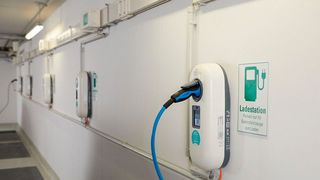 Brandgefahr, Wanddurchbrüche, Aufteilung der Kosten. Die Bedenken von Eigentümergemeinschaften bei der Wallbox-Installation sind vielfältig.  (Bild: dsphotos.de/ Dirk Kunde / NW Charging GmbH)