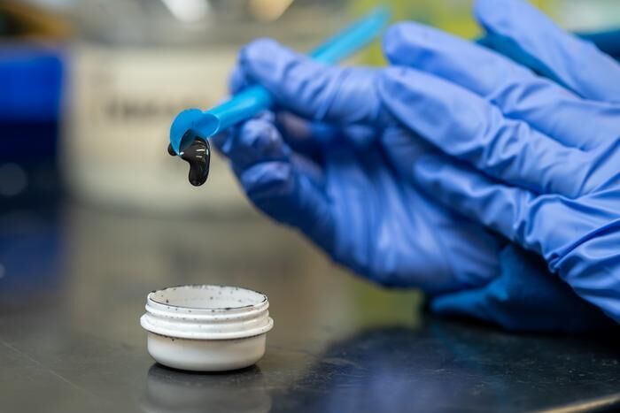 After the binder is mixed with electrode powder, it forms a thick slurry that will be used to make an electrode layer. (Source: David Baillot | UC San Diego Jacobs School of Engineering (CC BY-ND 4.0))