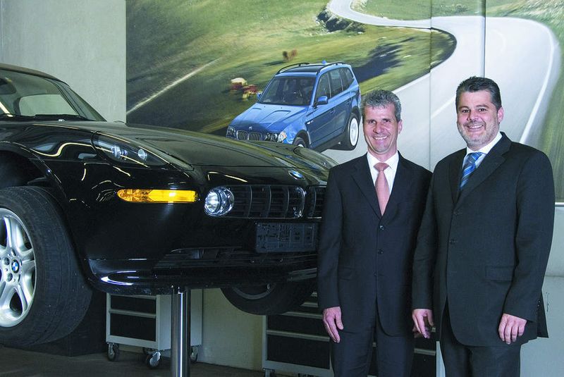 Konrad Behringer, Leiter Karosserie- und Lackzentrum Garching (li.), und Michael Bartscher, Leiter Aftersales, BMW-Niederlassung München.  (Foto: BMW)