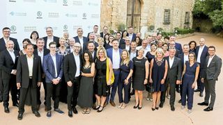 Vertreter der 27 Skoda-Partner beim Gruppenfoto nach der Prämierung. Bestens gelaunt auch Vertriebschef Stefan Quary (re.) (Bild: Skoda)