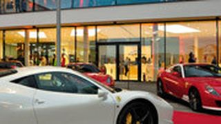 Die Alfred Gohm GmbH hat ihre neuen Ausstellungs- und Verkaufsräume für Ferrari und Maserati eröffnet. (Foto: Ferrari)