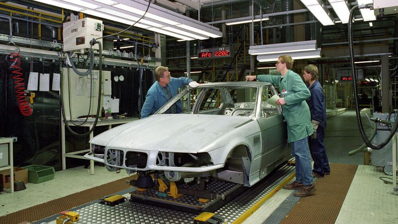 Der Karosseriebau eines 3er der dritten Generation (E36) im Jahr 1990. (Bild: BMW)