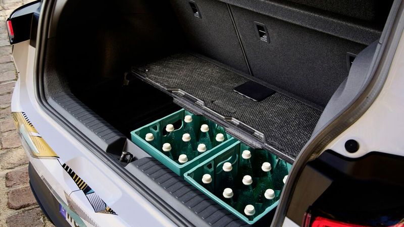 Der Kofferraum des ID Polo ist ein tiefer Schacht, in den sich einiges einladen lässt. (Bild: VW)