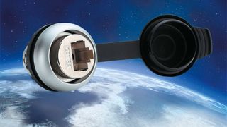 RJ45 Einbaudose Cat 6A für die Frontmontage im Schaltschrank nach Standardeinbaumaßen. Sie ist mit einer Schutzkappe ausgestattet, die vor dem Eindringen von Staub oder Feuchtigkeit schützt. (Lütze)