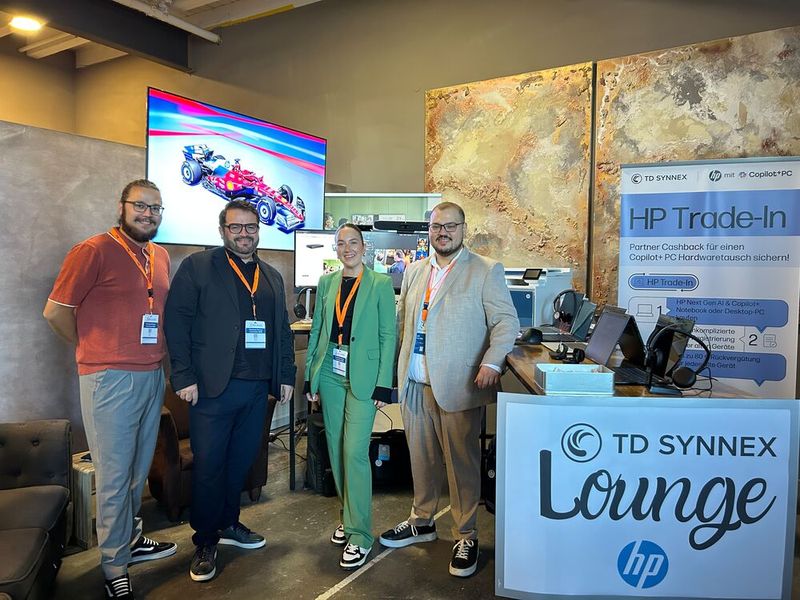 Gemeinsam mit HP war auch TD Synnex vor Ort: (v. l.) Lucas Wald, Miguel Tienda (beide TD Synnex), Ronja Liesmann und Halim Demirci (beide HP). (Bild: Vogel IT-Medien)