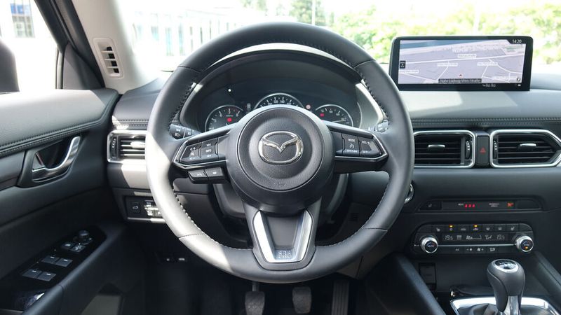 Das Multifunktionslenkrad liegt angenehm in der Hand.  (Schreiner/»kfz-betrieb«)