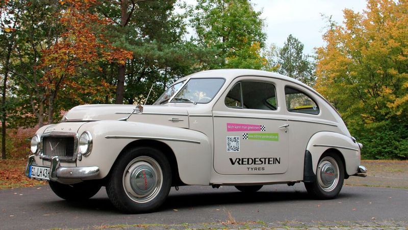 6. Preis: Für Thomas Körfgen war dieser 1957 gebaute Volvo PV 444 einst ein echter Traum: Er nutzte ihn regelmäßig. Auch weite Strecken waren dabei, nach Paris zum Beispiel, wohin er für ein langes Wochenende fuhr. Sparsam und absolut zuverlässig sei sein Schwede immer gewesen, erinnert sich sein Besitzer, der ihn über zehn Jahre mit Freuden nutzte. Nach seiner Spende an die Lebenshilfe Gießen gönnten dem „Buckelvolvo“ die Koblenzer Spezialisten von Vogtmann-Herold + Co. auf eigene Kosten eine sorgfältige Restaurierung von Grund auf.    (Bild: Lebenshilfe Gießen)
