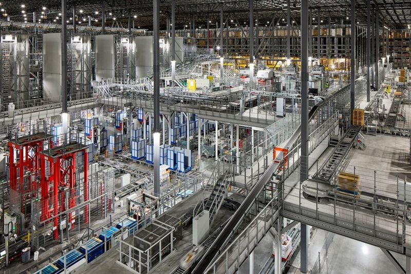 Ein hoher Automatisierungsgrad in allen Sortimentsbereichen ist charakteristisch für das AWG-Vollsortiments-Verteilzentrum in Hernando. (Bild: Witron)