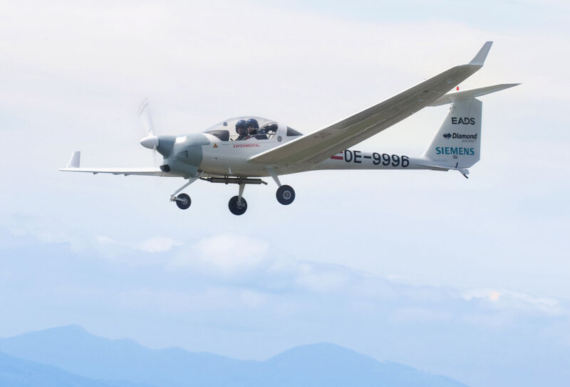 Die DA 36 E-Star 2 während des einstündigen Jungfernflugs, in dem bewiesen wurde, dass die Technologie seriell-hybrider Elektroflugzeuge für die kommerzielle Nutzung geeignet ist. (Siemens)