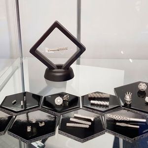 Hochpräziese Mikro-Metallbauteile aus Edelstahl und Titan, die im eigenentwickelten Lithography-based Metal Manufacturing (LMM) von Metshape hergestellt wurden. Ausgangsmaterial ist eine Kombination aus Metallpulver und photosensitivem Bindersystem. (Bild:  D.Quitter/VCG)