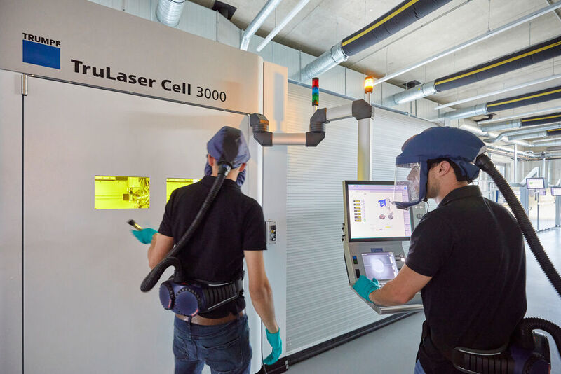 Die Mitarbeiter von Toolcraft schützen sich bei 3D-Druckverfahren wie EHLA mit Atemschutzmasken vor winzigen Metallpartikeln. (Fraunhofer ILT/Ralf Baumgarten)