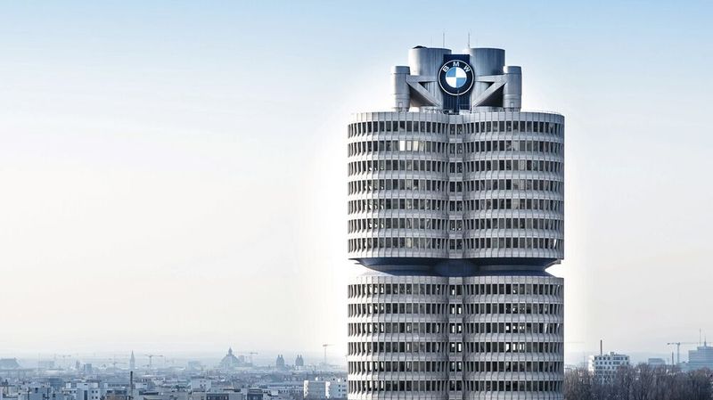 Der Deutschen Umwelthilfe steht bei einer Klage gegen BMW eine erneute Niederlage bevor. Im Bild: Die BMW-Konzernzentrale in München.(Bild:  Nicolai Schneider)