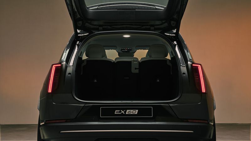 Der Kofferraum schluckt mindestens 523 Liter. Die Rücksitze lassen sich aber elektrisch per Knopfdruck umlegen. Dann steigt das Kofferraumvolumen auf maximal 1.647 Liter.  (Bild: Volvo)