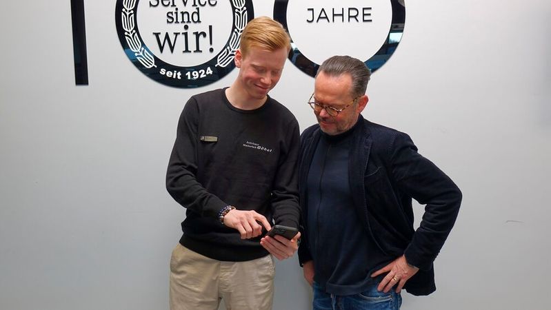 Jugend voraus: Der duale Student Tom Holler (l.) hat die neue Göbel-App mit entwickelt und demonstriert sie hier Geschäftsführer Stefan Göbel.(Bild:  Rosenow – VCG)