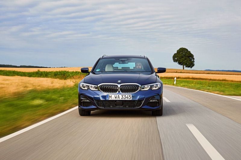 Die hubabhängigen Dämpfer sorgen für eine merklich ruhigere Karosserie und damit gleichermaßen für mehr Komfort und einen sportlicheren Auftritt. (BMW)