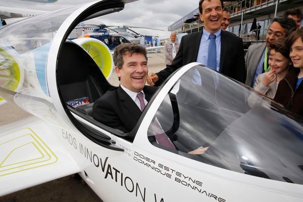 Im französischen Bordeaux absolvierte der elektrisch angetriebene E-Fan 2.0 seinen ersten öffentlichen Flug. Für Airbus ist das Trainingsflugzeug der Anfang der Elektroflugzeug-Entwicklung. (EADS)