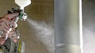 Die neue Zinklamellenlösung Delta-Protekt KL 170 RT kann in dünnsten Schichten aufgetragen werden. (Dörken)