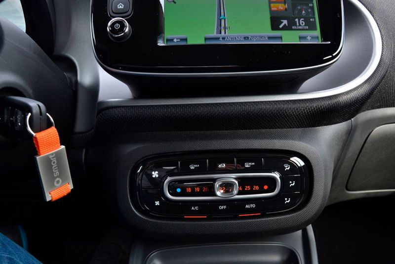 Direkt darunter befindet sich das Bedienelement für die Klimaautomatik. (Michel / »kfz-betrieb«)