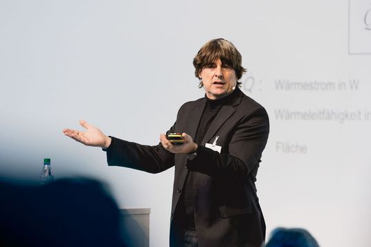 Prof. Andreas Griesinger von der DHBW Stuttgart wird am 29. September auf dem Fachkongress „Power of Electronics” in Würzburg ein praxisorientiertes Modul zu den wesentlichen Grundlagen des Wärmemanagements besprechen.(Bild:  Stefan Bausewein)