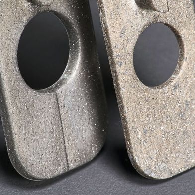 Links: Spritzgegossener Prüfkörper mit herkömmlichen plättchenförmigen Metalleffektpigmenten. Rechts: Spritzgegossener Prüfkörper mit neuartigen tetraederförmigen Pigmentpartikeln. (Bild: Fraunhofer-Institut IAP, Jadwiga Galties)