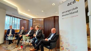 Diskussion beim ACD-Forum über die Außenwahrnehmung der Luftfracht. Von links: Marc Hübner, Geschäftsführender Direktor der Deufol SE, Mario Arnold, Head of Global Public Relations bei DB Schenker, Prof. Dr. Christopher Stoller, Präsident des ACD, Prof. Dr. Rembert Horstmann, Professor of Marketing and Sales der CBS International Business School und Experte für Markenmanagement beim Medienbüro am Reichstag, sowie Jens Handl, Senior Manager Global Supply Chain bei Abbott. (Bild: Aircargo Club Deutschland)