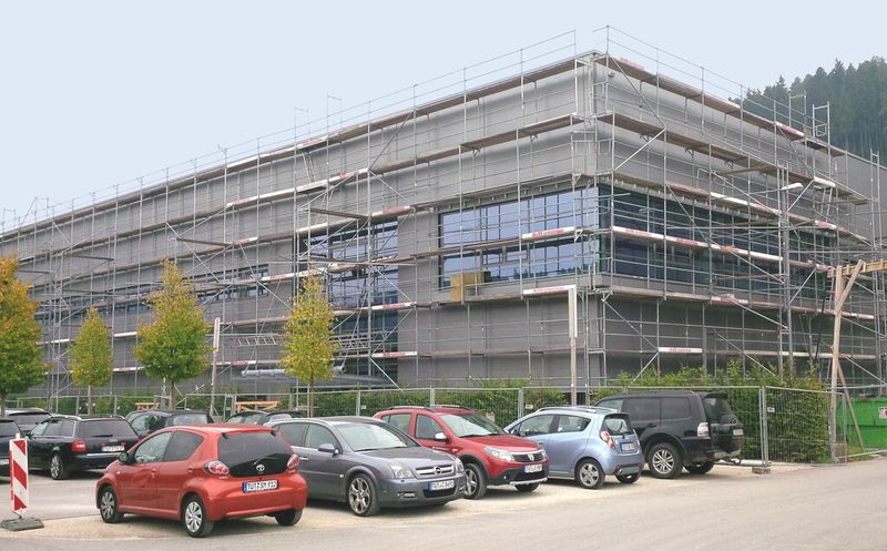 Mit der weitgehend fertiggestellten Außenfassade gibt das Mehrzweckgebäude (Bau 71) bereits das spätere Erscheinungsbild ab, welches die architektonische Sprache des bereits bestehenden Logistikzentrums aufnimmt. (Bild: Aesculap)