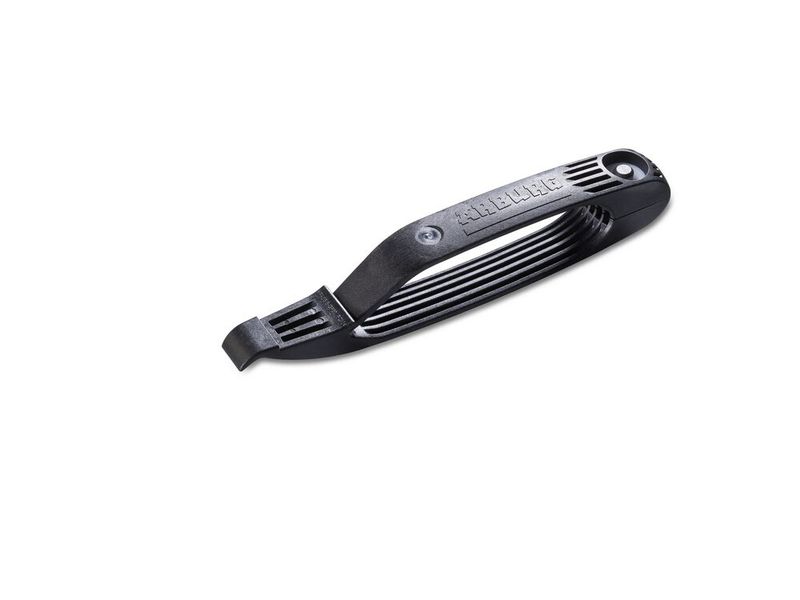 Bild 2: Die Turnkey-Anlage von Arburg auf der Fakuma umspritzt Einleger mit Post-Industrial-Rezyklat (PIR), um sie zu solchen zweiteiligen Reifenhebern zu machen, die sofort „ready to use“ sind, wie man betont. (Bild: Arburg)