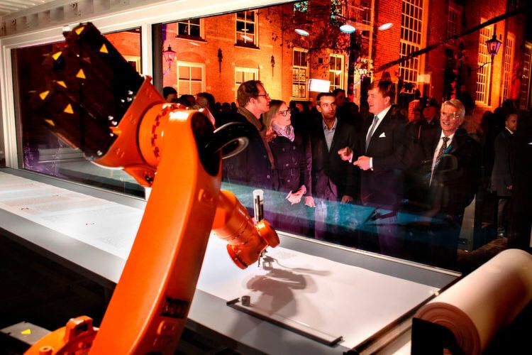 Roboter schreibt Bibel nieder:
Die Künstlergruppe Robotlab aus Karlsruhe hat in Dordrecht den Kuka Roboter vom Typ KR 16 installiert. Der Kuka Roboter schreibt eigenständig die Bibel in niederländischer Sprache nieder. Dazu ist er mit einem eigens entwickelten, gefederten Stifthalter ausgestattet. Darin integriert ist ein Kalligrafie-Füller, der an ein externes Tintensystem angeschlossen ist. So ist die kontinuierliche Versorgung mit Tinte und dadurch kontinuierliches Schreiben gewährleistet.
 (Kuka)