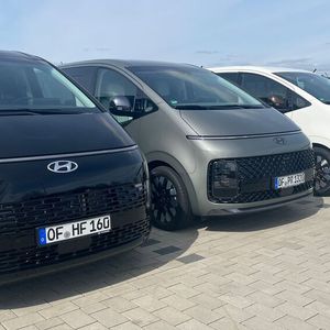 Hyundai bietet den Staria jetzt auch als Neunsitzer an.(Bild:  Simon – VCG)